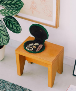 Alternative view of Samtige grüne Schmuckbox im Muscheldesign